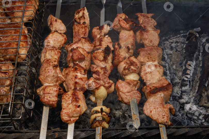 Скачать Сочный шашлык из свинины на открытом гриле. фотосток Ozero