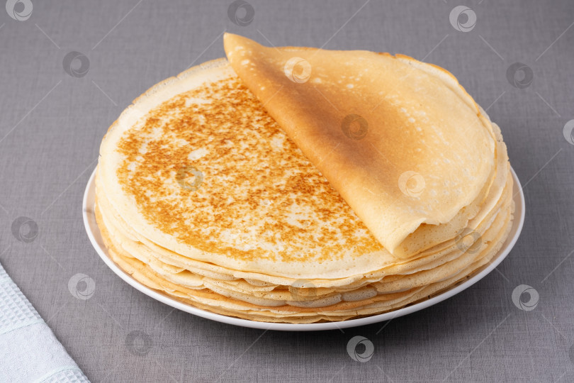 Скачать Тонкие блинчики на деревянном столе. Домашние блинчики, вкусная еда. Дрожжевые блинчики, традиционные для русской масленицы. Тонкие блинчики с хрустящей корочкой фотосток Ozero