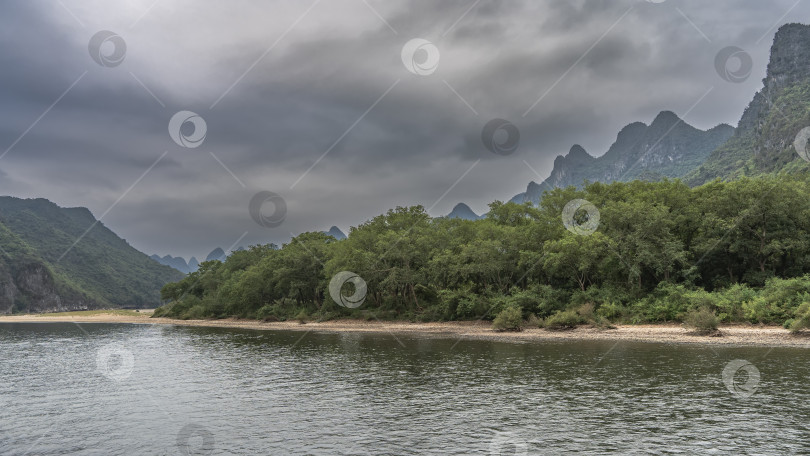 Скачать Живописная река. Рябь на поверхности воды. фотосток Ozero