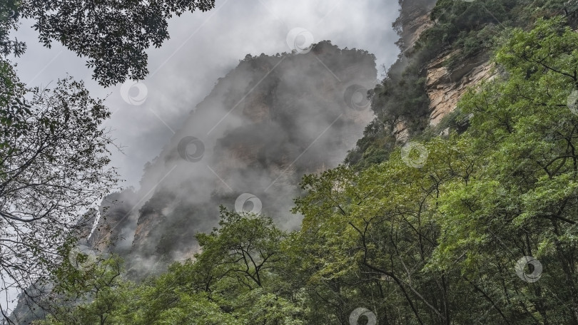 Скачать Горы с причудливыми очертаниями окутаны туманом. фотосток Ozero