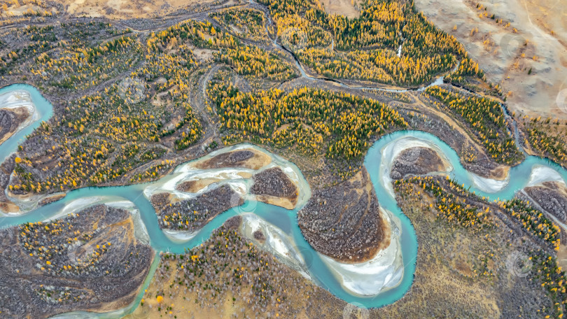 Скачать извилистая горная река бирюзового цвета, вид с высоты птичьего полета. фотосток Ozero