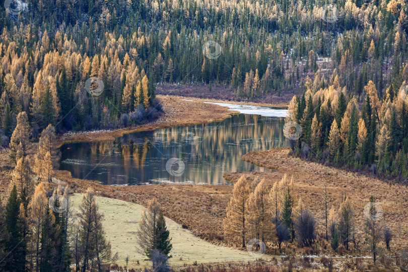Скачать Фотография осеннего пейзажа с рекой. фотосток Ozero