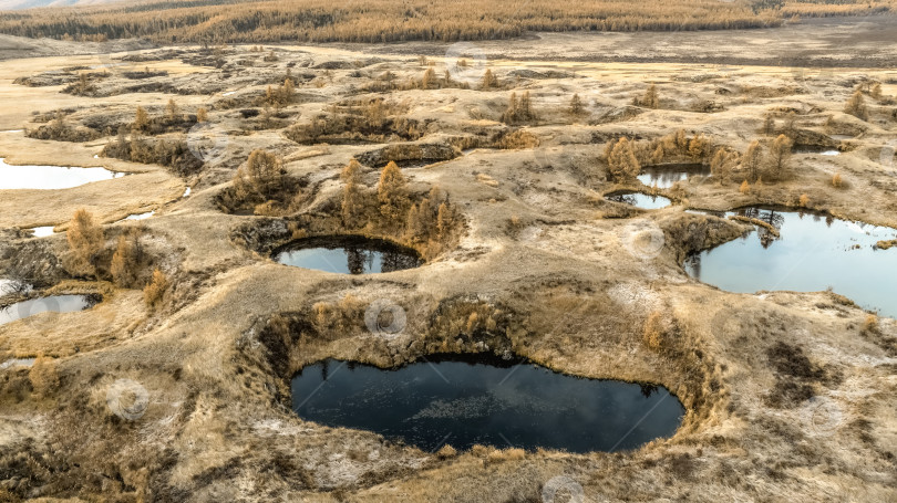 Скачать Кратеры, заполненные водой, вид с высоты птичьего полета. фотосток Ozero