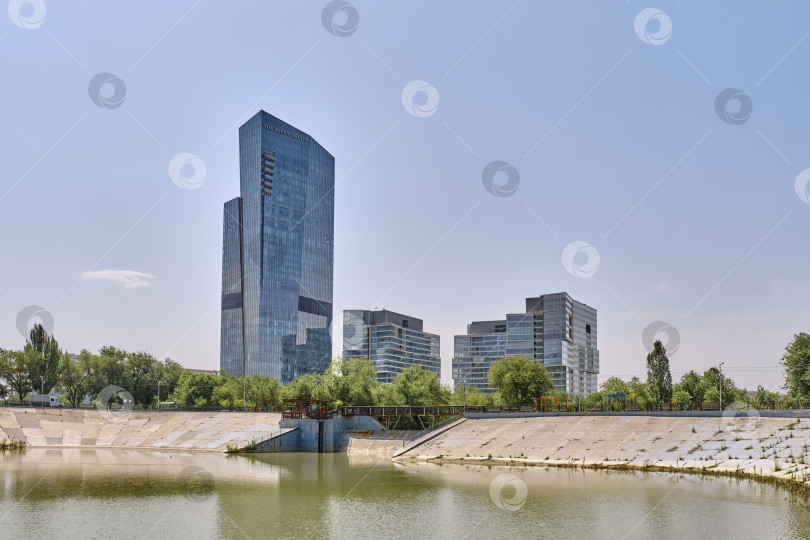 Скачать Современный жилой комплекс на берегу реки Есентай в Алматы, Казахстан фотосток Ozero