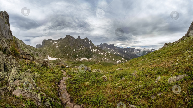 Скачать Пешеходная тропа через зеленое каменное плато фотосток Ozero