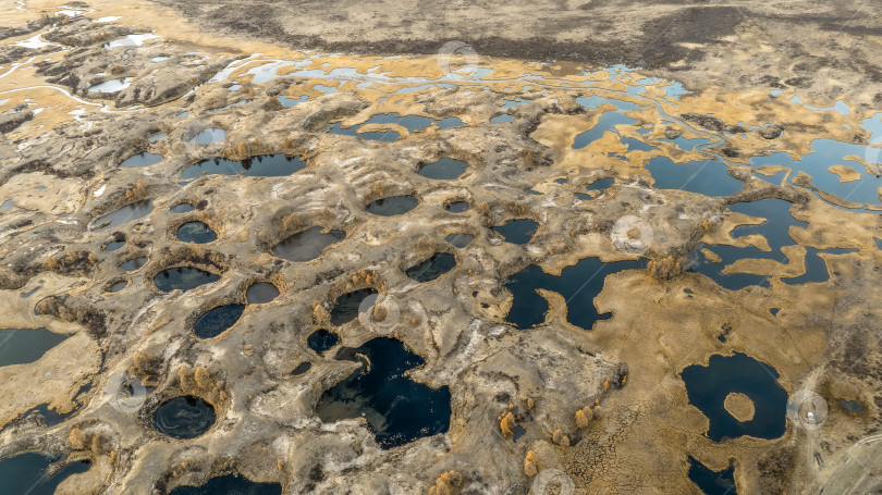 Скачать Кратеры, заполненные водой, вид с высоты птичьего полета. фотосток Ozero