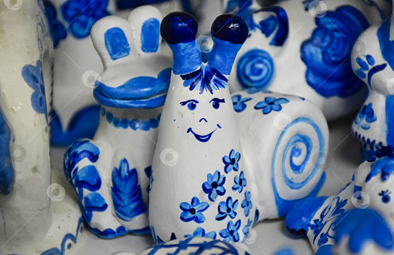 Скачать Детские расписные глиняные игрушки в стиле росписи Гжель фотосток Ozero