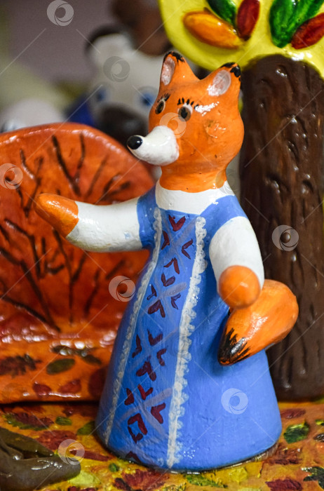Скачать Дымковская игрушка "Лиса в сарафане" фотосток Ozero