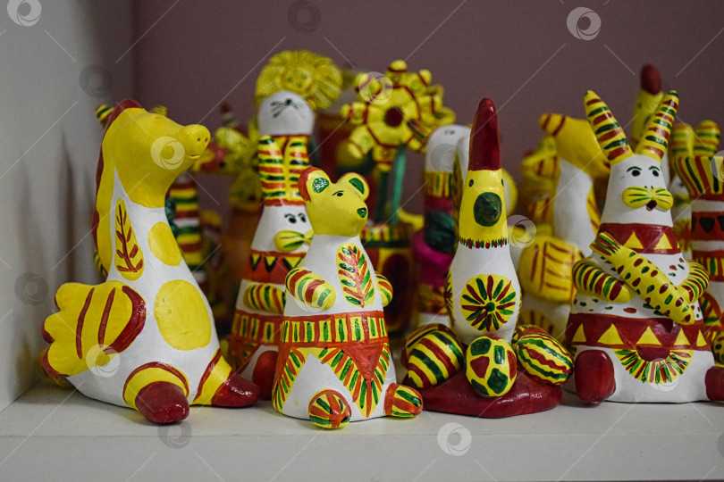 Скачать Филимоновские игрушки из глины на полке. фотосток Ozero