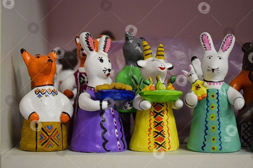 Скачать Дымковские игрушки "Звери из сказок в сарафане" фотосток Ozero
