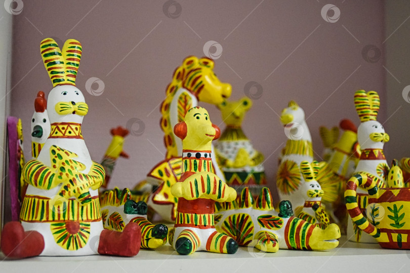 Скачать Глиняные изделия. Филимоновская игрушка. фотосток Ozero