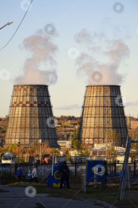 Скачать Две работающие градирни в городе фотосток Ozero