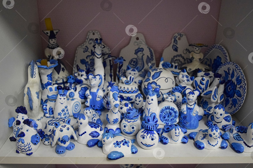 Скачать Полка с детскими поделками из глины в стиле Гжель фотосток Ozero