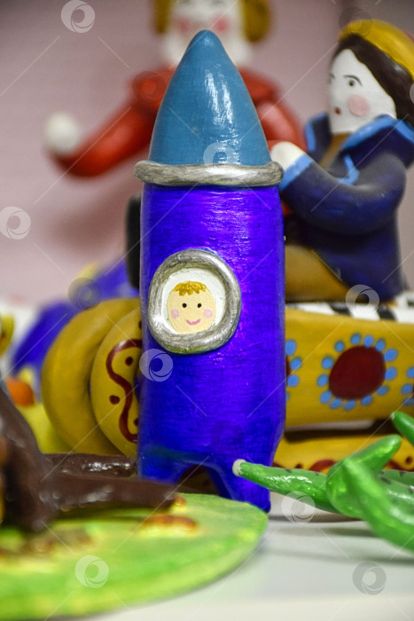 Скачать Детская игрушка из глины "Ракета" фотосток Ozero