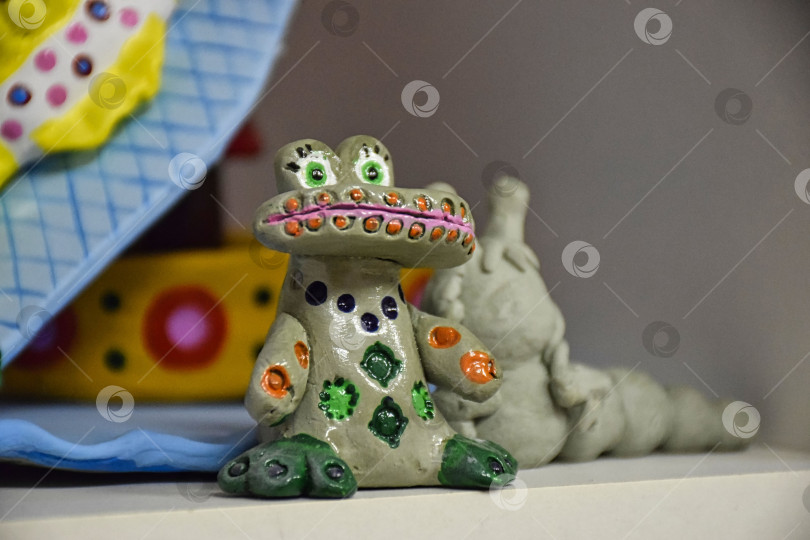 Скачать Детская поделка из глины "Серая лягушка" фотосток Ozero