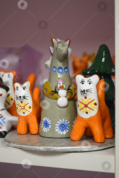 Скачать Дымковская игрушка лошадь и пара рыжих котов фотосток Ozero