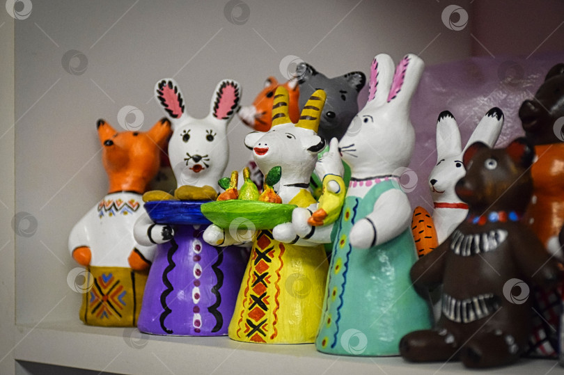 Скачать Дымковские игрушки на полке фотосток Ozero