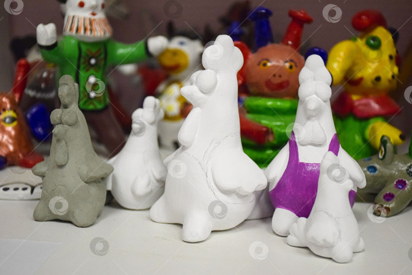 Скачать Заготовки и поделки из глины в виде петушков для росписи. фотосток Ozero