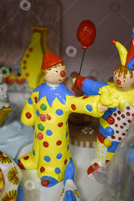 Скачать Глиняная фигурка в виде клоуна на полке фотосток Ozero