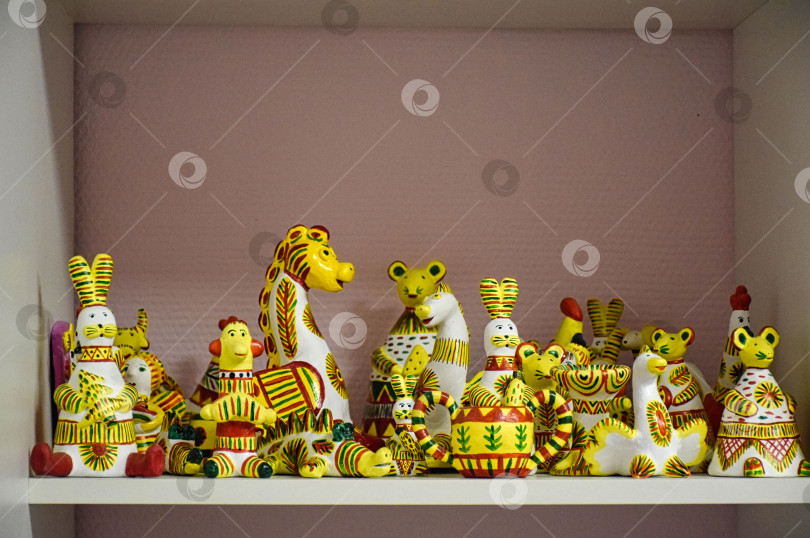 Скачать Игрушки из глины на полке. фотосток Ozero