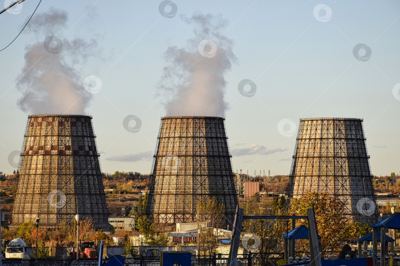 Скачать Работающие градирни ТЭЦ фотосток Ozero