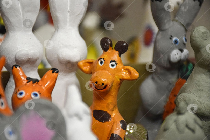 Скачать Детские поделки из глины в форме разных животных, в центре кадра глиняный жираф фотосток Ozero