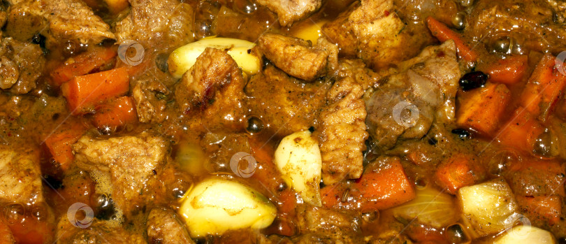 Скачать Запеканка с мясом для плова.Начинка для плова.Запеченное мясо с морковью и луком.На фоне поджаренного мяса. фотосток Ozero