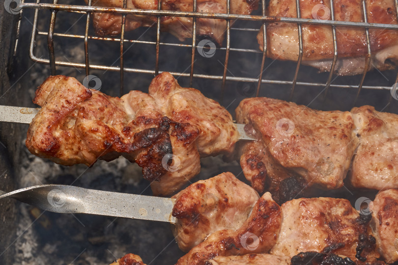 Скачать Сочный шашлык из свинины на открытом гриле. фотосток Ozero