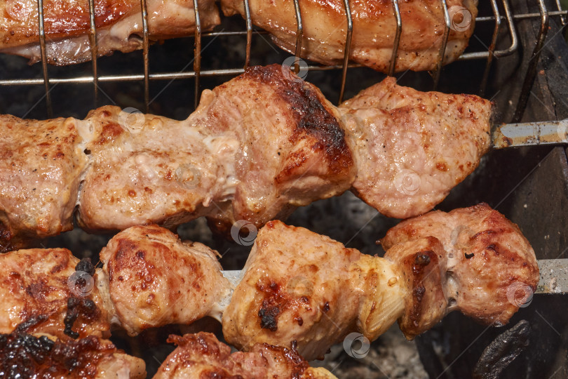 Скачать Сочный шашлык из свинины на открытом гриле. фотосток Ozero