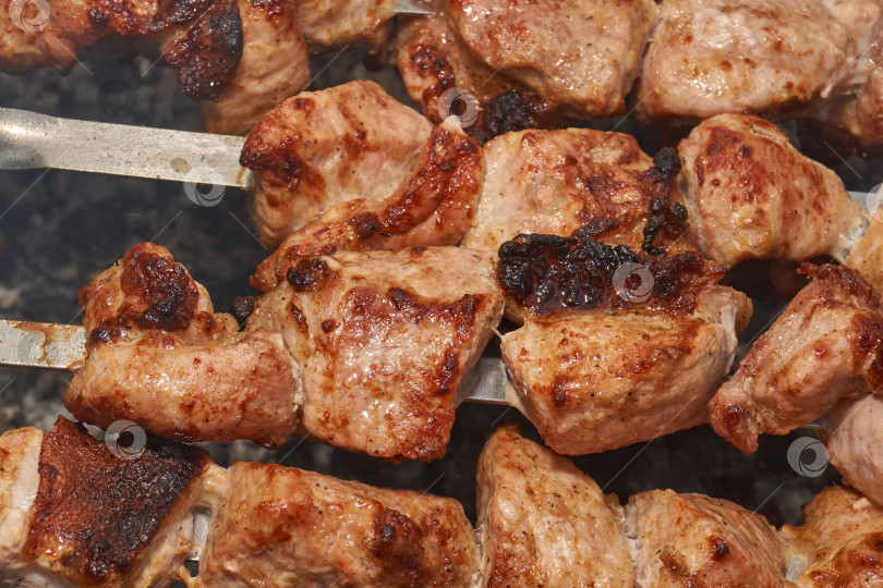 Скачать Сочный шашлык из свинины на открытом гриле. фотосток Ozero