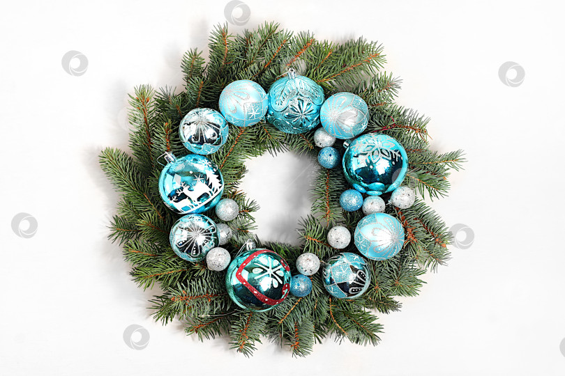 Скачать Рождественский венок из живых еловых веток, игрушки и украшения, шаблон дизайна, рождественская композиция и концепция Нового 2026 года, красивое праздничное оформление, зимний баннерный экран, макет праздничной рекламы, фотосток Ozero