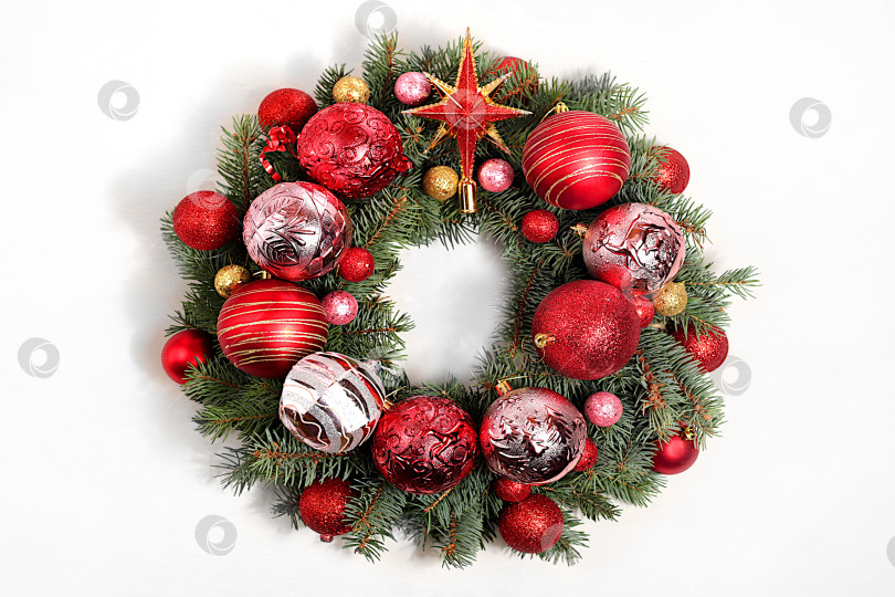Скачать Праздничная зимняя поздравительная открытка и баннер для экрана, красивый рождественский и новогодний фон с венком из игрушек, украшений и живых еловых веток, макет для оформления праздничной рекламы, концепция Сочельника, фотосток Ozero