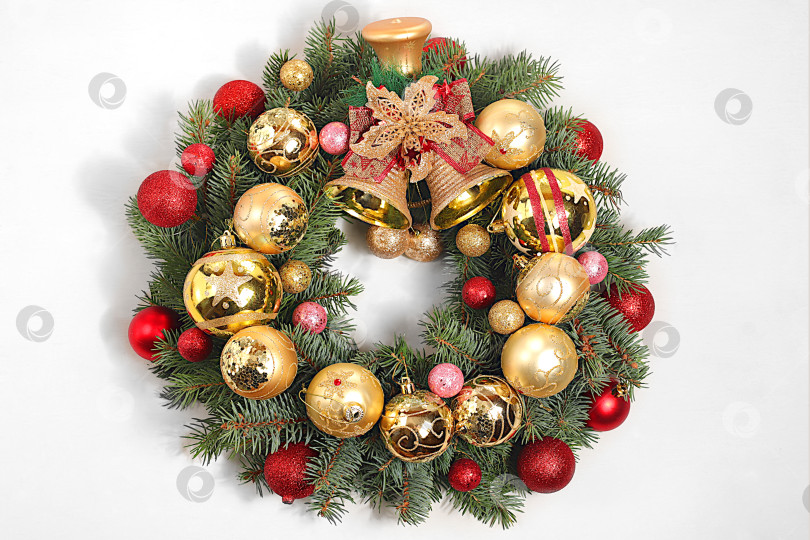 Скачать Праздничная зимняя поздравительная открытка и баннер для экрана, красивый рождественский и новогодний фон с венком из игрушек, украшений и живых еловых веток, макет для оформления праздничной рекламы, концепция Сочельника, фотосток Ozero