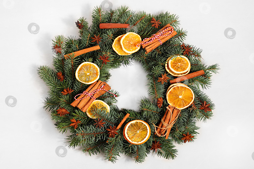 Скачать Рождественский венок из свежих еловых веток, корицы, апельсина, звездчатого аниса, сосновых шишек и украшений, шаблон дизайна, рождественская композиция и концепция Нового 2026 года, красивое праздничное оформление, зимний баннер, макет праздничной рекламы, фотосток Ozero
