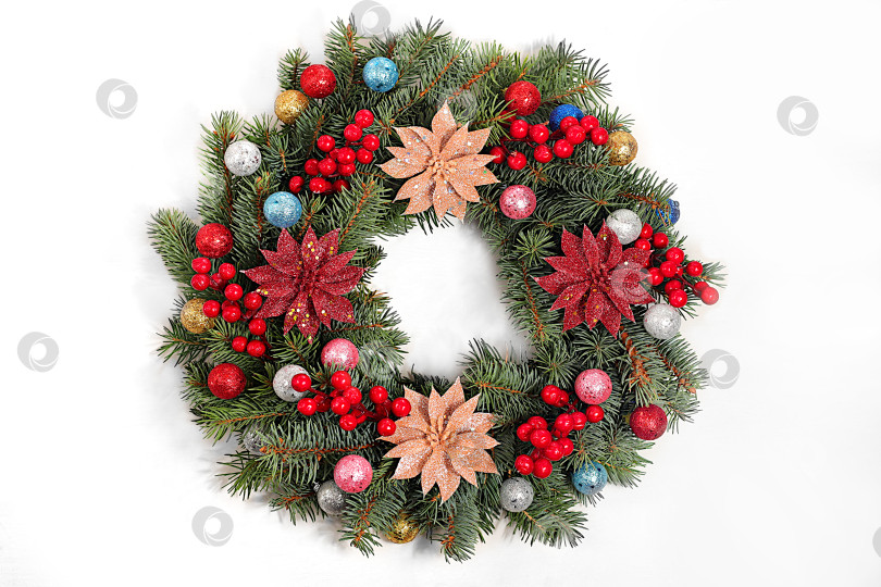 Скачать Праздничная зимняя поздравительная открытка и баннер для экрана, красивый рождественский и новогодний фон с венком из игрушек, сосновых шишек и живых еловых веток, макет для оформления праздничной рекламы, концепция Сочельника, фотосток Ozero
