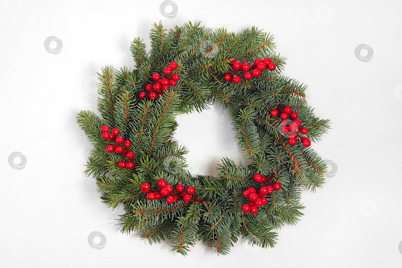 Скачать Рождественский венок из живых еловых веток и украшений, шаблон дизайна, рождественская композиция и концепция Нового 2026 года, красивое праздничное оформление, зимний баннерный экран, макет праздничной рекламы фотосток Ozero