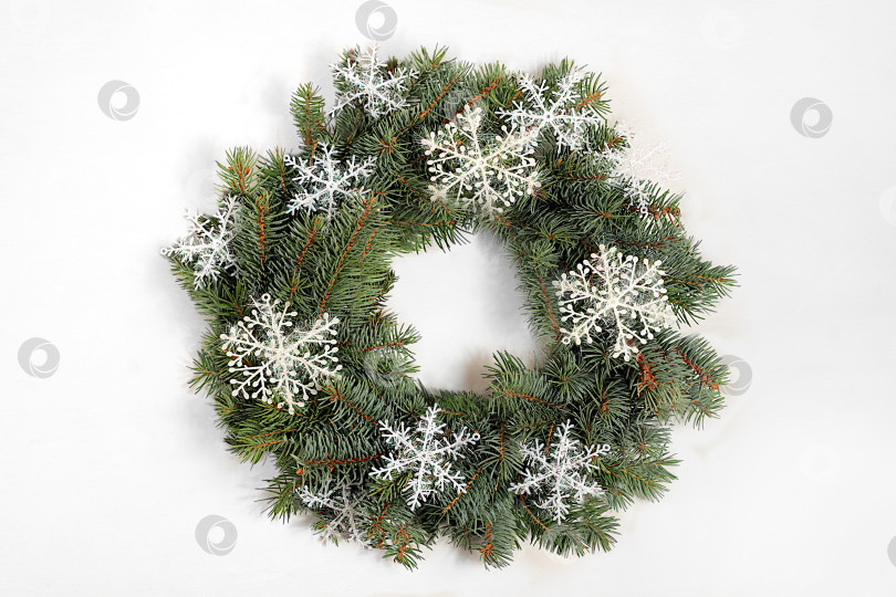 Скачать Рождественский венок из живых еловых веток и снежинок, шаблон дизайна, рождественская композиция и концепция Нового 2026 года, красивое праздничное оформление, зимний баннер, макет праздничной рекламы фотосток Ozero
