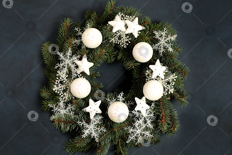 Скачать Рождественский венок из живых еловых веток, игрушек, украшений и снежинок, шаблон дизайна, рождественская композиция и концепция Нового 2026 года, красивое праздничное оформление, зимний баннерный экран, макет праздничной рекламы фотосток Ozero