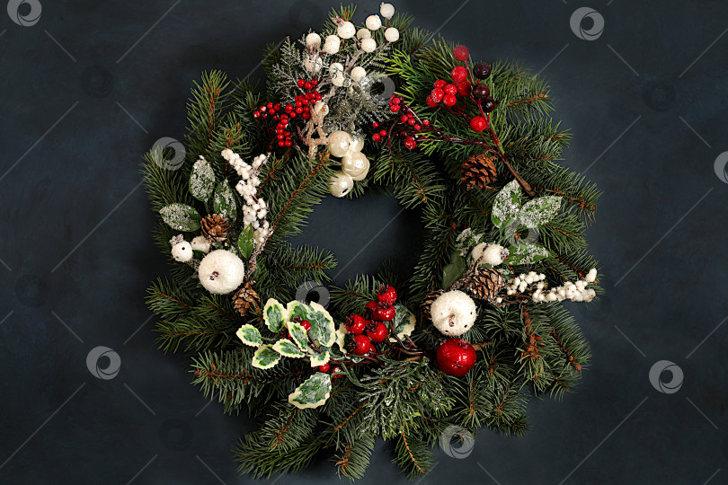 Скачать Рождественский венок из живых еловых веток, игрушки и украшения, шаблон дизайна, рождественская композиция и концепция Нового 2026 года, красивое праздничное оформление, зимний баннерный экран, макет праздничной рекламы, фотосток Ozero