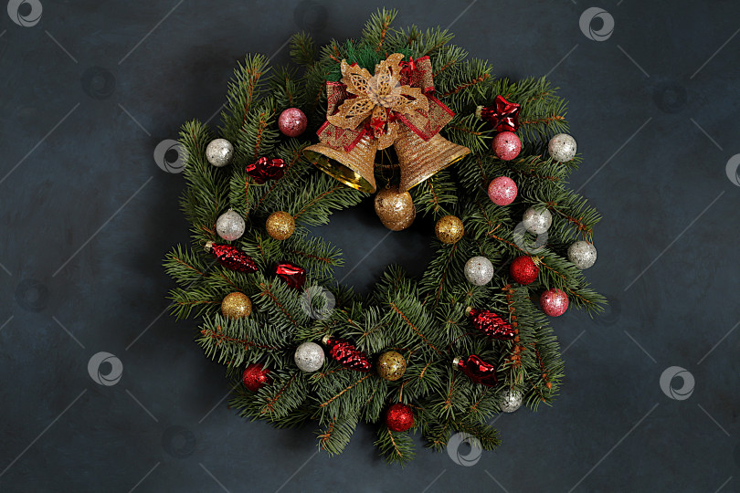 Скачать Праздничная зимняя поздравительная открытка и баннер для экрана, красивый рождественский и новогодний фон с венком из игрушек, украшений и живых еловых веток, макет для оформления праздничной рекламы, концепция Сочельника, фотосток Ozero