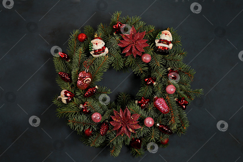 Скачать Праздничная зимняя поздравительная открытка и баннер для экрана, красивый рождественский и новогодний фон с венком из игрушек, украшений и живых еловых веток, макет для оформления праздничной рекламы, концепция Сочельника, фотосток Ozero