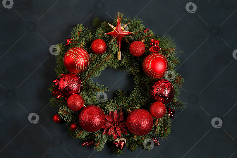 Скачать Рождественский венок из живых еловых веток, игрушки и украшения, шаблон дизайна, рождественская композиция и концепция Нового 2026 года, красивое праздничное оформление, зимний баннерный экран, макет праздничной рекламы, фотосток Ozero