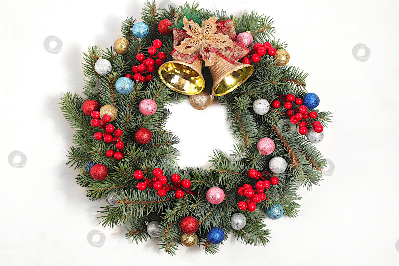 Скачать Рождественский венок из живых еловых веток, игрушки и украшения, шаблон дизайна, рождественская композиция и концепция Нового 2026 года, красивое праздничное оформление, зимний баннерный экран, макет праздничной рекламы, фотосток Ozero