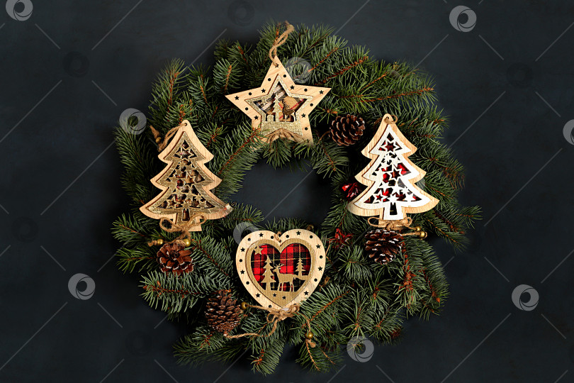 Скачать Праздничная зимняя поздравительная открытка и баннер для экрана, красивый рождественский и новогодний фон с венком из игрушек, украшений и живых еловых веток, макет для оформления праздничной рекламы, концепция Сочельника, фотосток Ozero