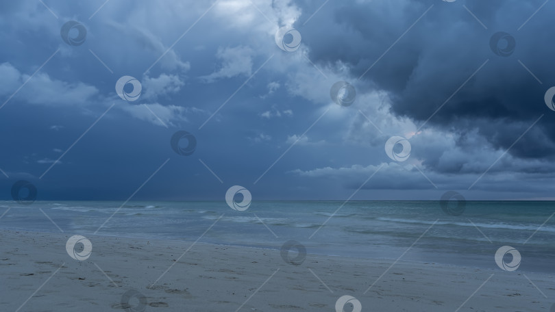 Скачать Морской пейзаж перед дождем. Низкие темные тучи нависают над океаном. фотосток Ozero