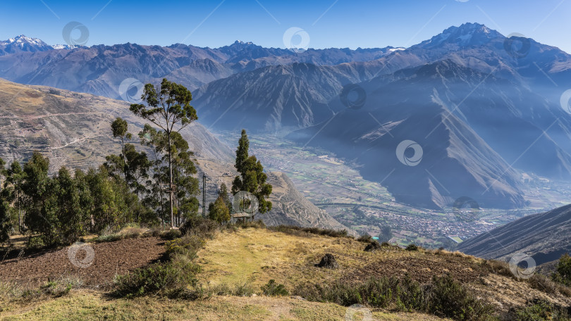 Скачать Горный хребет с заснеженными вершинами на фоне ясного голубого неба. фотосток Ozero