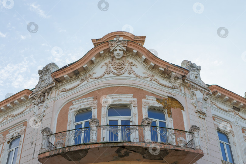 Скачать Евпатория, Россия - сентября 16, 2025- Верхняя часть здания бывшей гостиницы -Бо-Риваж- фотосток Ozero