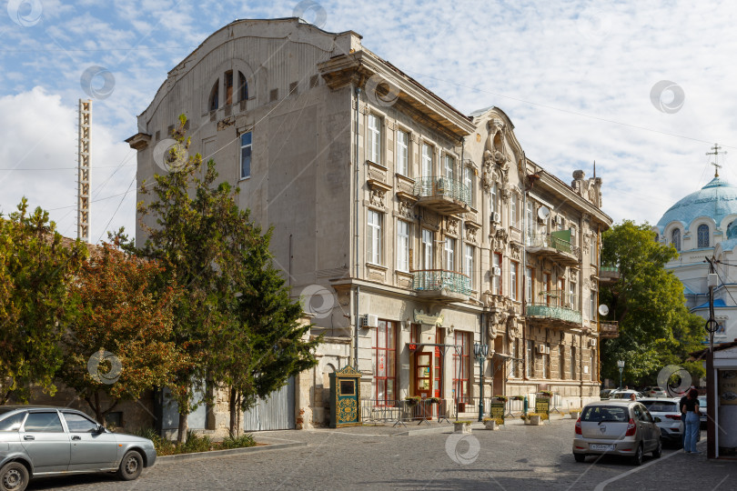 Скачать Евпатория, Россия - сентября 16, 2025- Доходный дом С. Дувана фотосток Ozero