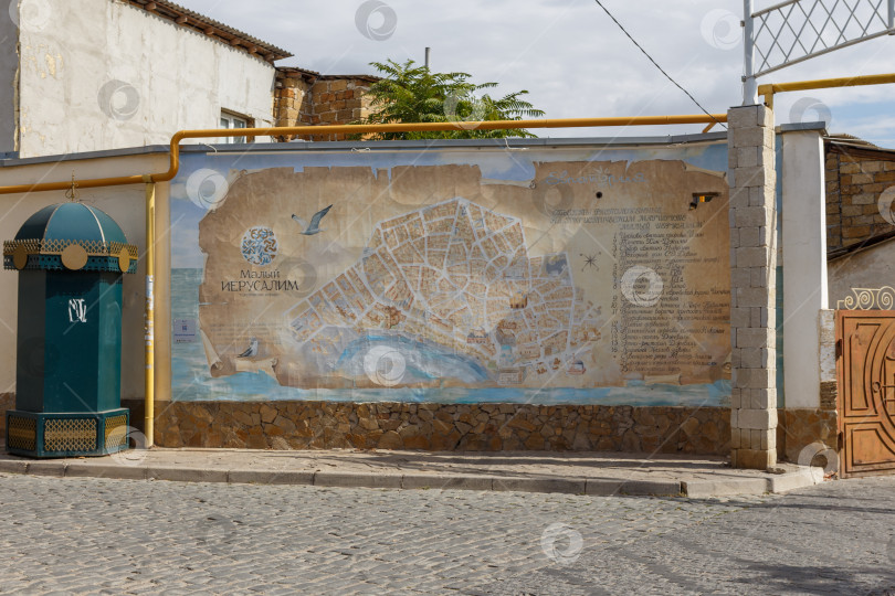 Скачать Евпатория, Россия - сентября 16, 2025- Росписть на стене в виде карты Малого Иерусалима фотосток Ozero
