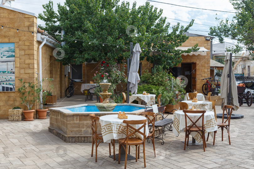 Скачать Евпатория, Россия - сентября 16, 2025- Ресторан-кафе Йоськин кот фотосток Ozero